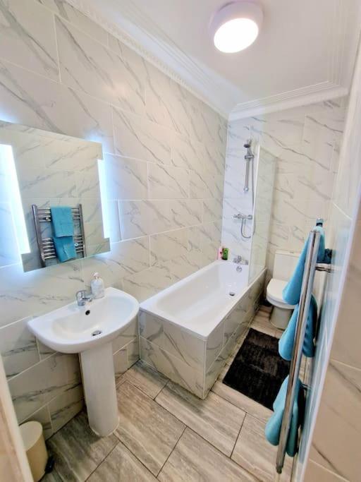 Charming Home With Private Balcony, On 1St Floor, With 2 Bathrooms, 3 Min Walk To Earl'S Court Station 런던 외부 사진