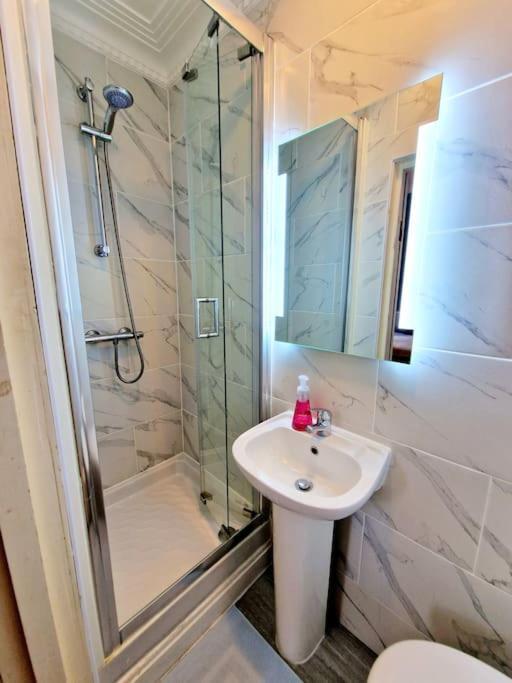 Charming Home With Private Balcony, On 1St Floor, With 2 Bathrooms, 3 Min Walk To Earl'S Court Station 런던 외부 사진