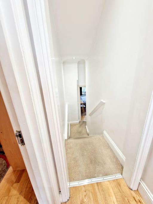 Charming Home With Private Balcony, On 1St Floor, With 2 Bathrooms, 3 Min Walk To Earl'S Court Station 런던 외부 사진