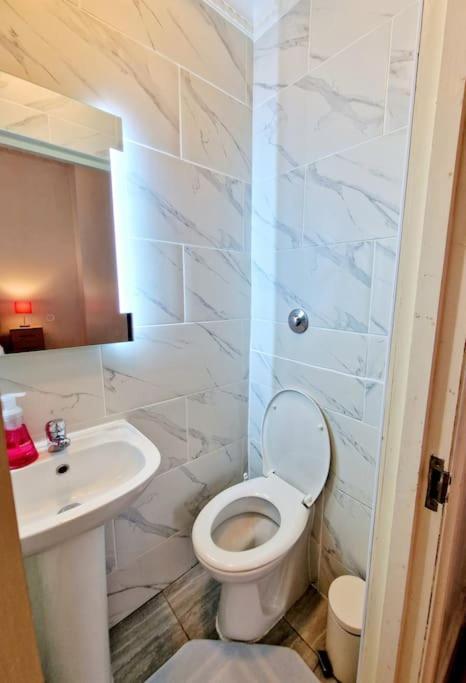 Charming Home With Private Balcony, On 1St Floor, With 2 Bathrooms, 3 Min Walk To Earl'S Court Station 런던 외부 사진