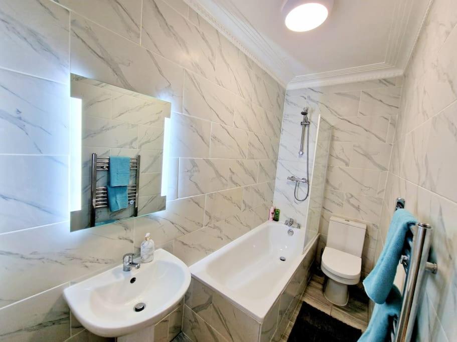 Charming Home With Private Balcony, On 1St Floor, With 2 Bathrooms, 3 Min Walk To Earl'S Court Station 런던 외부 사진