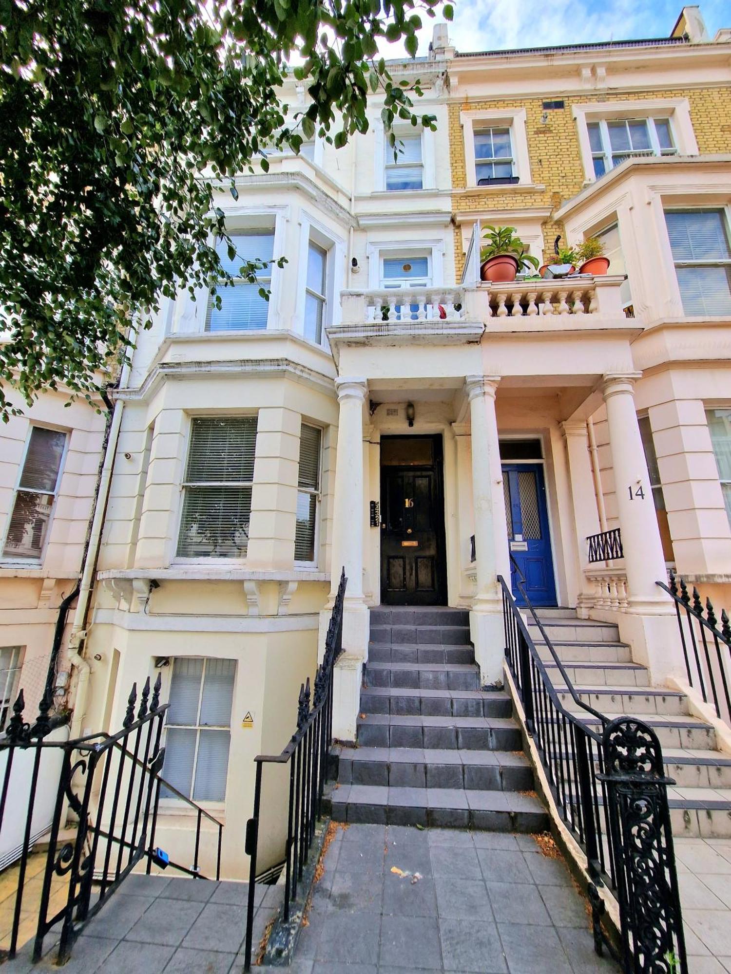 Charming Home With Private Balcony, On 1St Floor, With 2 Bathrooms, 3 Min Walk To Earl'S Court Station 런던 외부 사진