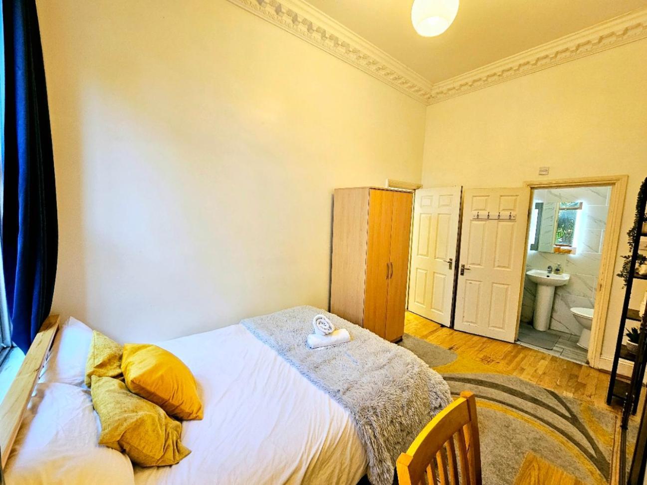 Charming Home With Private Balcony, On 1St Floor, With 2 Bathrooms, 3 Min Walk To Earl'S Court Station 런던 외부 사진