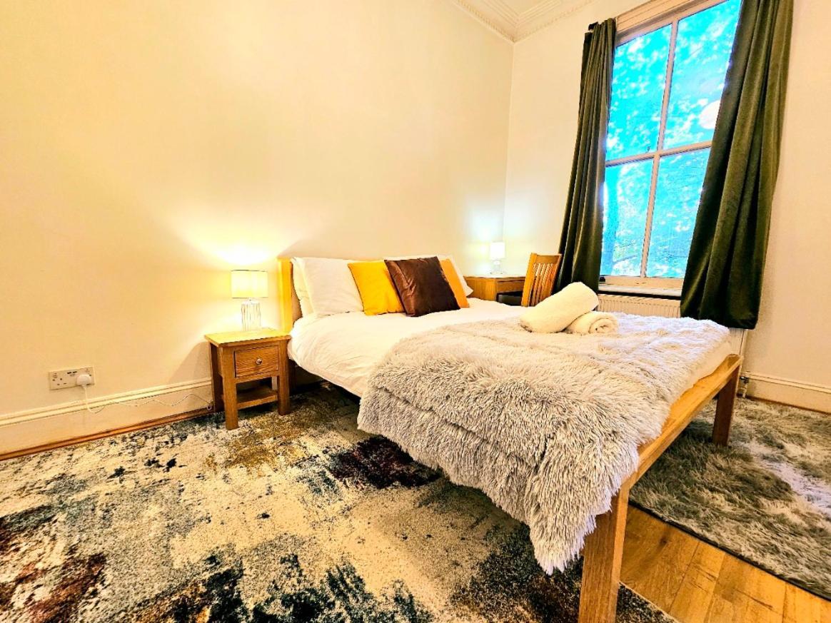 Charming Home With Private Balcony, On 1St Floor, With 2 Bathrooms, 3 Min Walk To Earl'S Court Station 런던 외부 사진