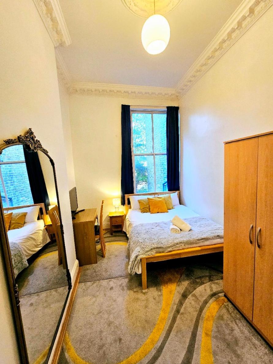 Charming Home With Private Balcony, On 1St Floor, With 2 Bathrooms, 3 Min Walk To Earl'S Court Station 런던 외부 사진