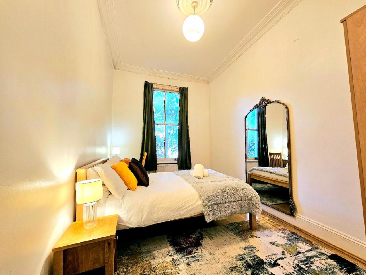 Charming Home With Private Balcony, On 1St Floor, With 2 Bathrooms, 3 Min Walk To Earl'S Court Station 런던 외부 사진