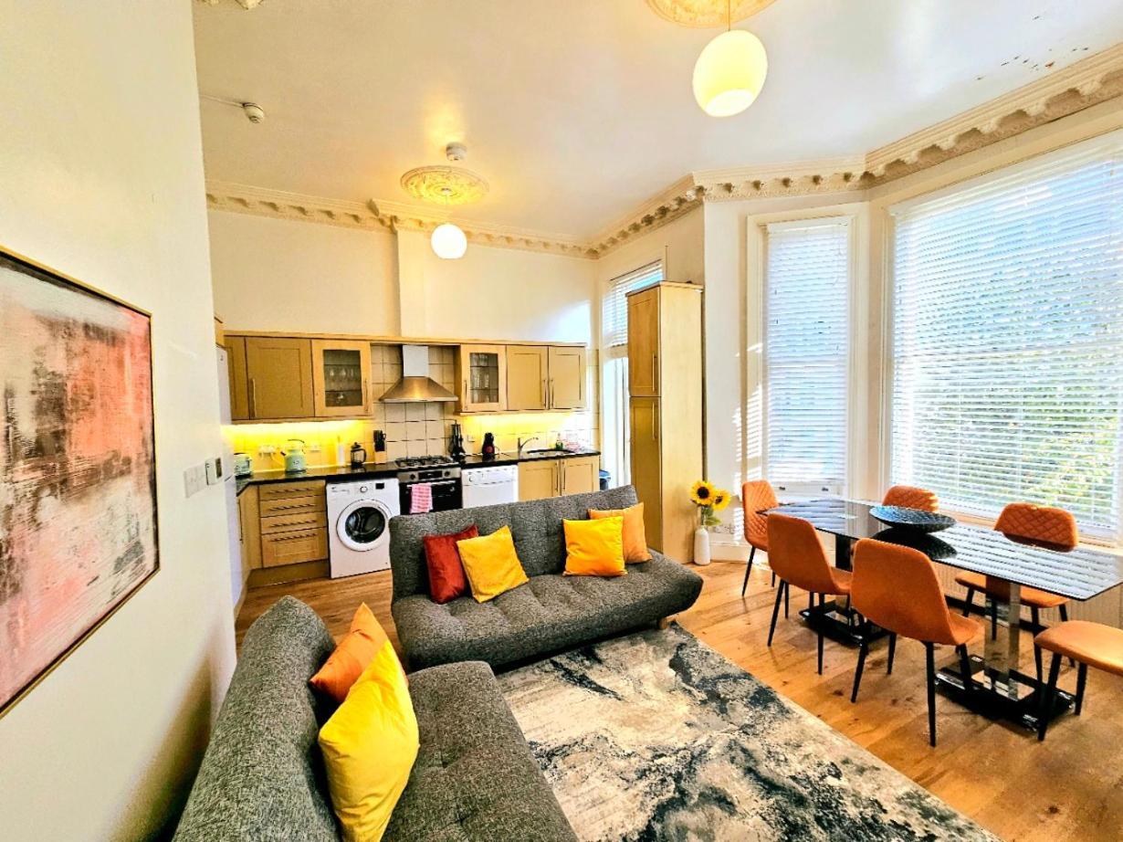 Charming Home With Private Balcony, On 1St Floor, With 2 Bathrooms, 3 Min Walk To Earl'S Court Station 런던 외부 사진