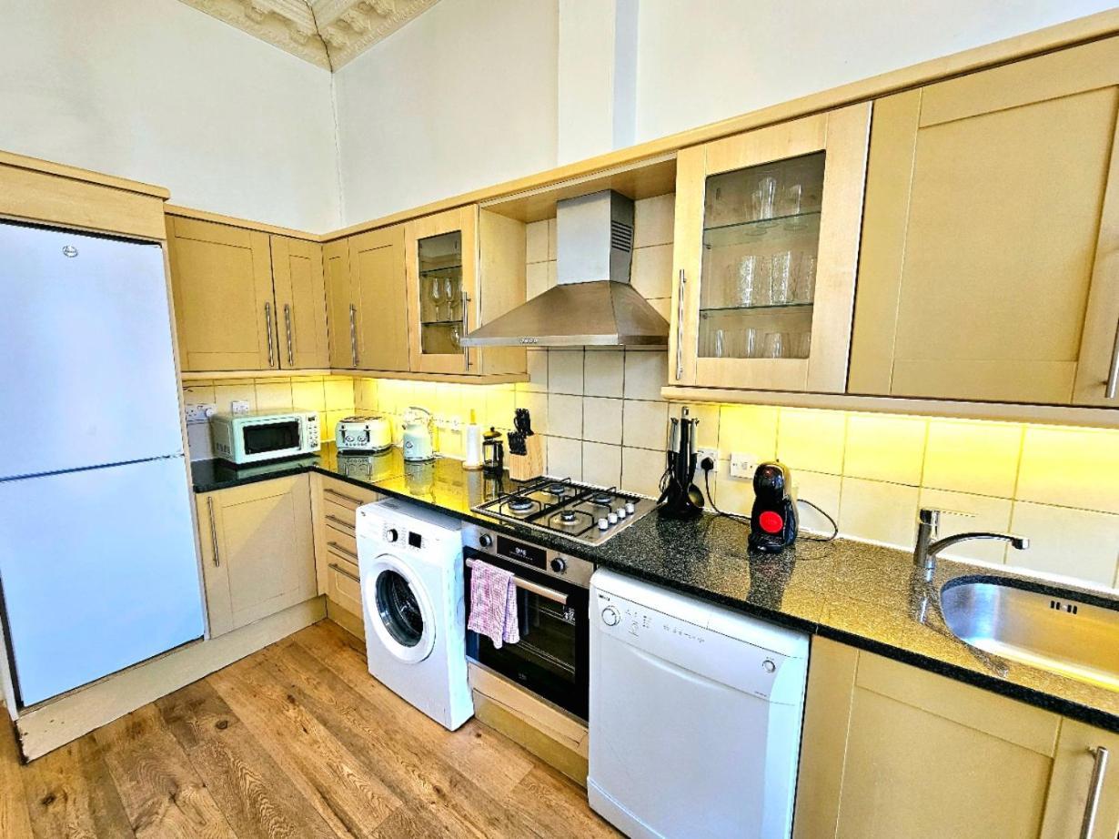Charming Home With Private Balcony, On 1St Floor, With 2 Bathrooms, 3 Min Walk To Earl'S Court Station 런던 외부 사진
