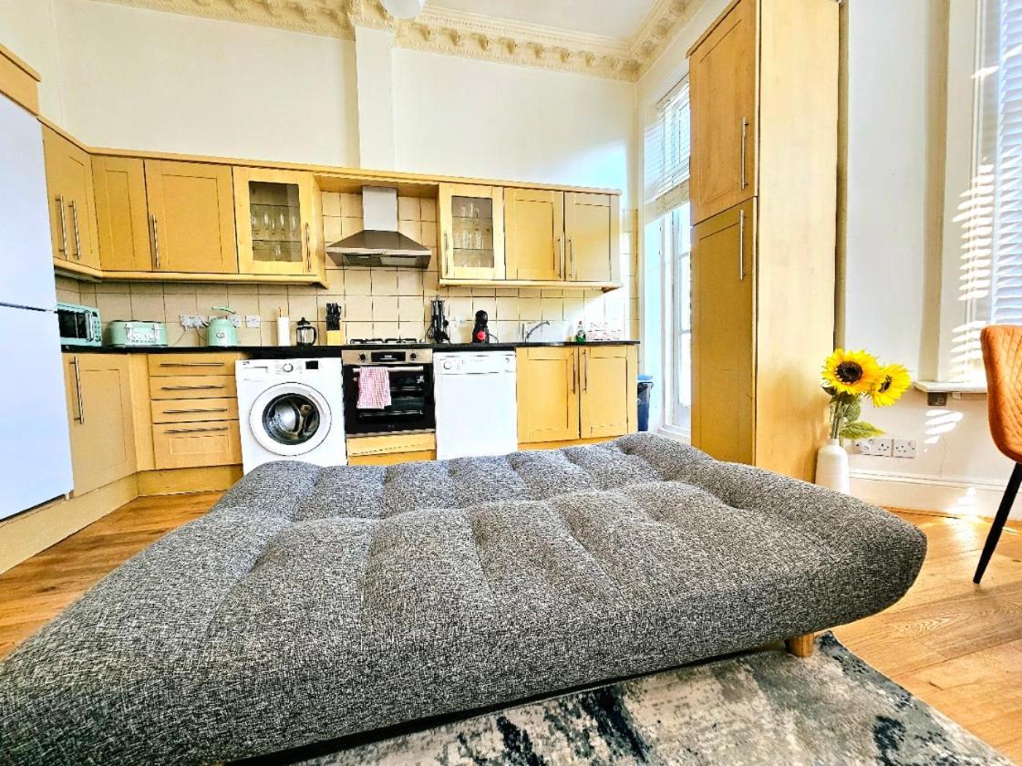 Charming Home With Private Balcony, On 1St Floor, With 2 Bathrooms, 3 Min Walk To Earl'S Court Station 런던 외부 사진