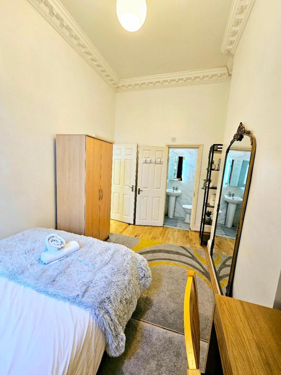Charming Home With Private Balcony, On 1St Floor, With 2 Bathrooms, 3 Min Walk To Earl'S Court Station 런던 외부 사진