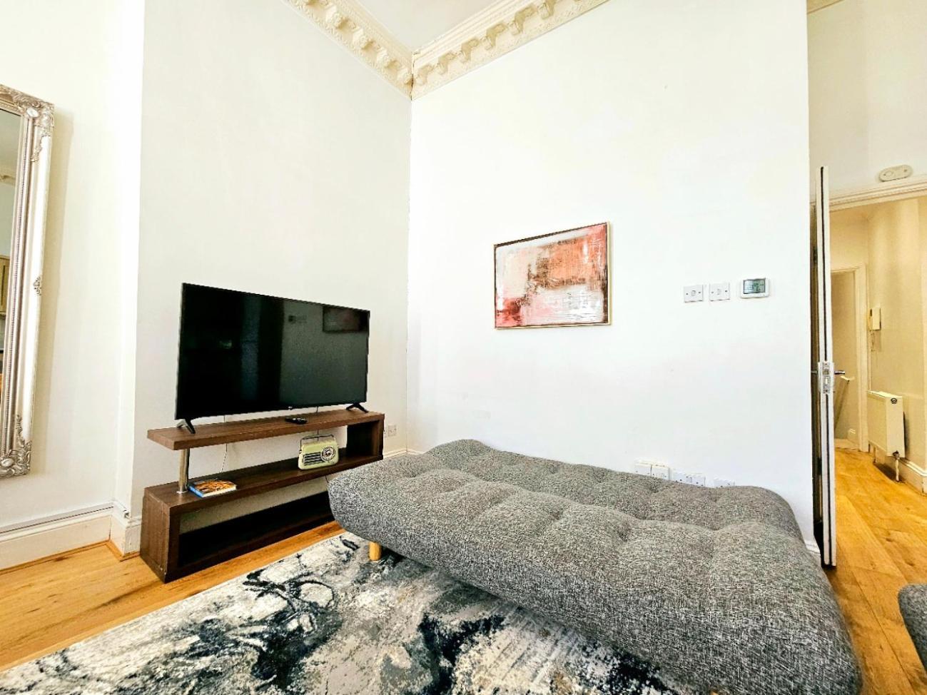 Charming Home With Private Balcony, On 1St Floor, With 2 Bathrooms, 3 Min Walk To Earl'S Court Station 런던 외부 사진