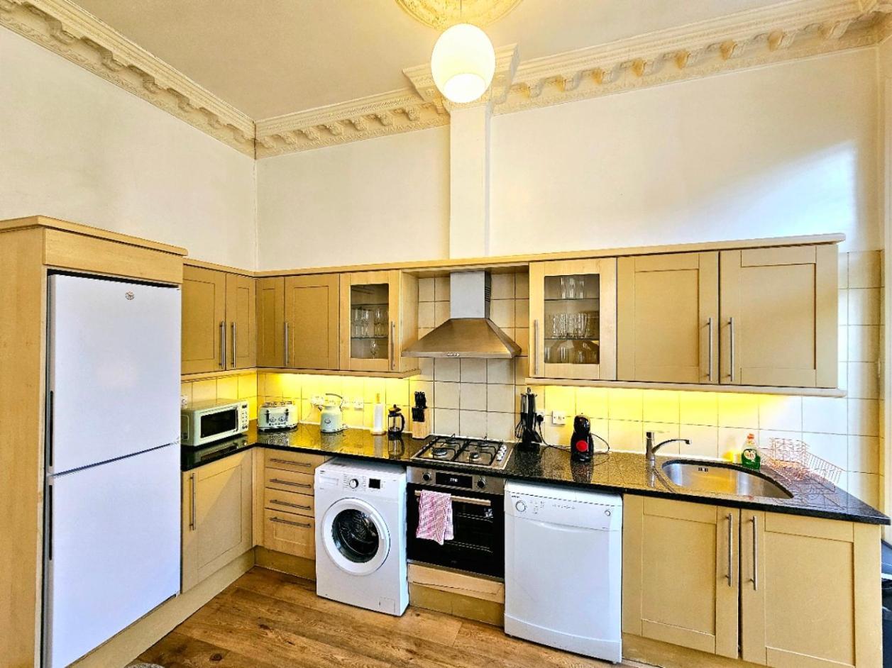 Charming Home With Private Balcony, On 1St Floor, With 2 Bathrooms, 3 Min Walk To Earl'S Court Station 런던 외부 사진