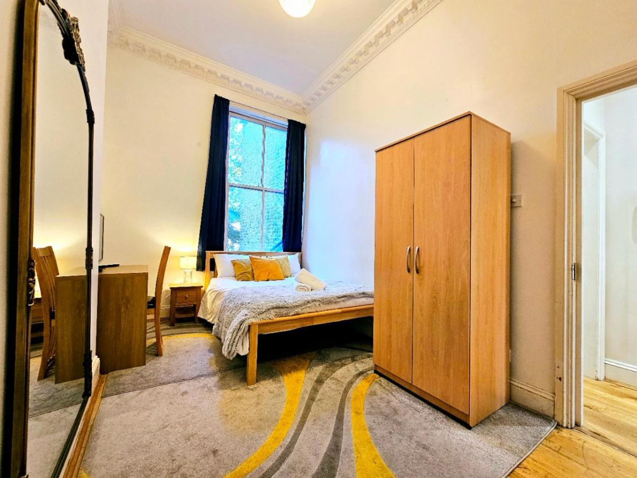 Charming Home With Private Balcony, On 1St Floor, With 2 Bathrooms, 3 Min Walk To Earl'S Court Station 런던 외부 사진