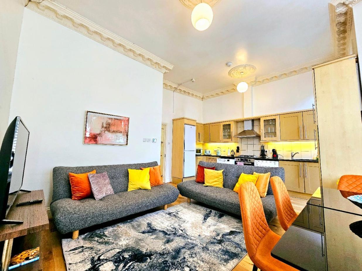 Charming Home With Private Balcony, On 1St Floor, With 2 Bathrooms, 3 Min Walk To Earl'S Court Station 런던 외부 사진